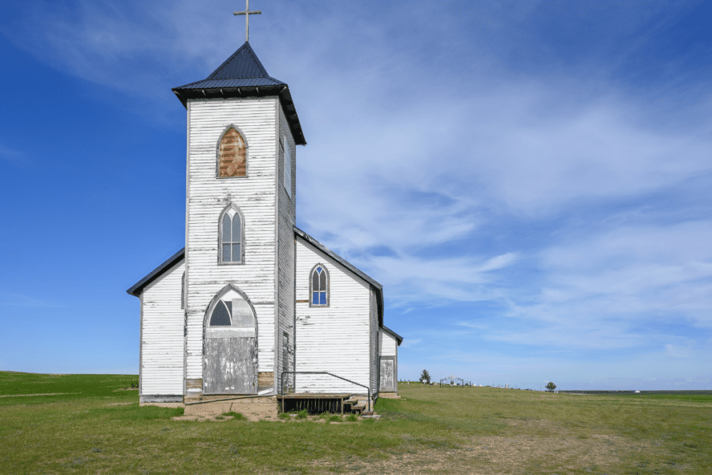 Ancienne église blanche déserte près de Gravelbourg l'une des meilleures petites villes de la Saskatchewan Canada