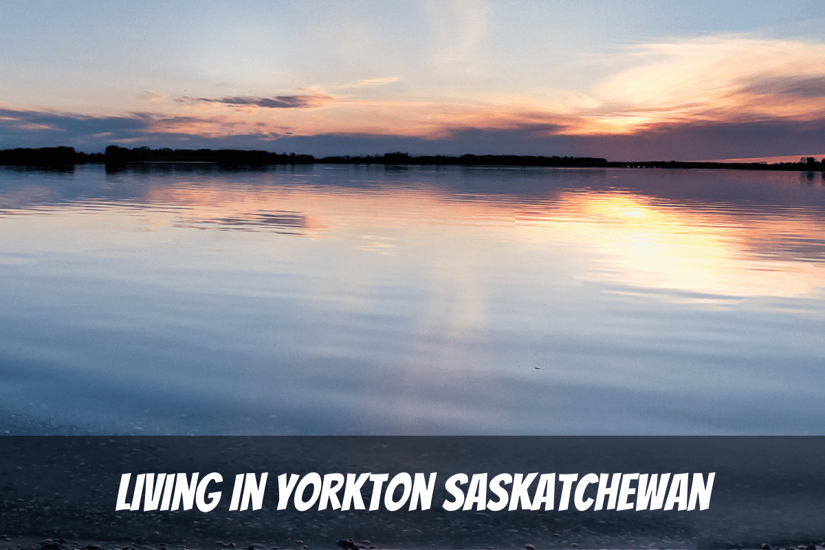 Puesta de sol púrpura y amarilla sobre un lago para los pros y los contras de vivir en Yorkton Saskatchewan Canadá