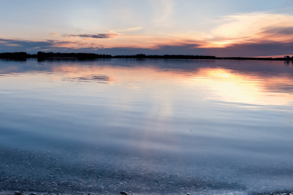 Coucher de soleil sur le lac Yorkton l'une des meilleures petites villes de la Saskatchewan Canada