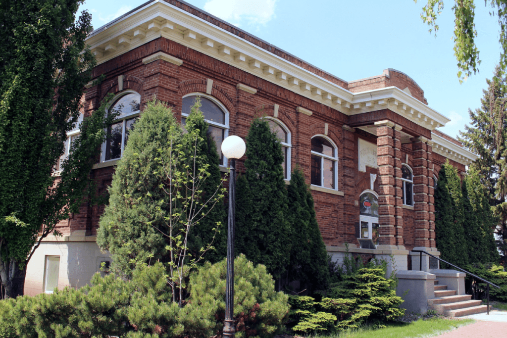 Palais de justice en été Avantages et inconvénients de vivre à North Battleford Saskatchewan Canada