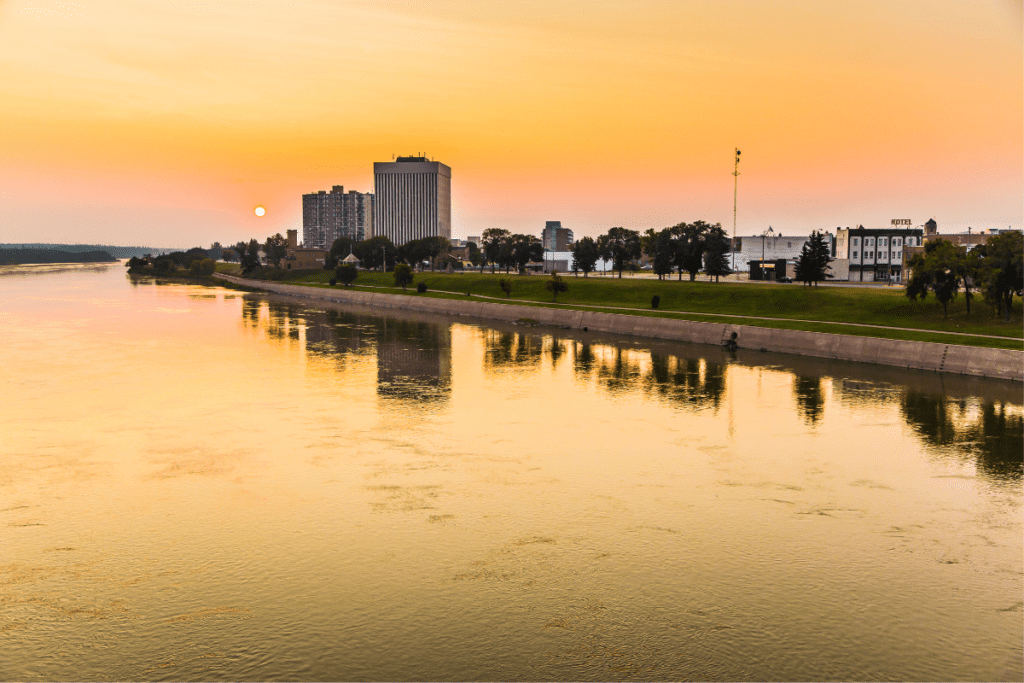 Puesta de sol sobre el río en Prince Albert, uno de los mejores pueblos pequeños de Saskatchewan, Canadá