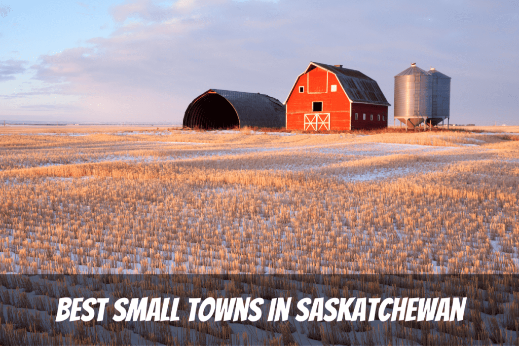 Un granero rojo se encuentra en un paisaje de pradera cerca de uno de los mejores pueblos pequeños de Saskatchewan, Canadá