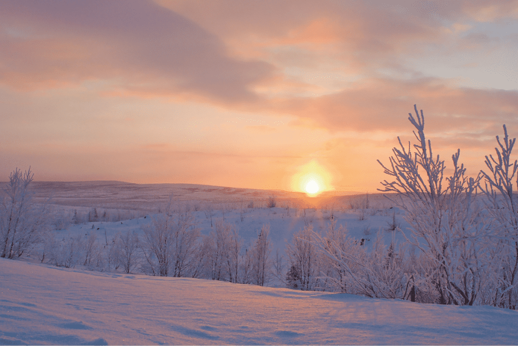 Puesta de sol de invierno naranja y púrpura a través de Praries, cerca de uno de los mejores pueblos pequeños de Saskatchewan, Canadá