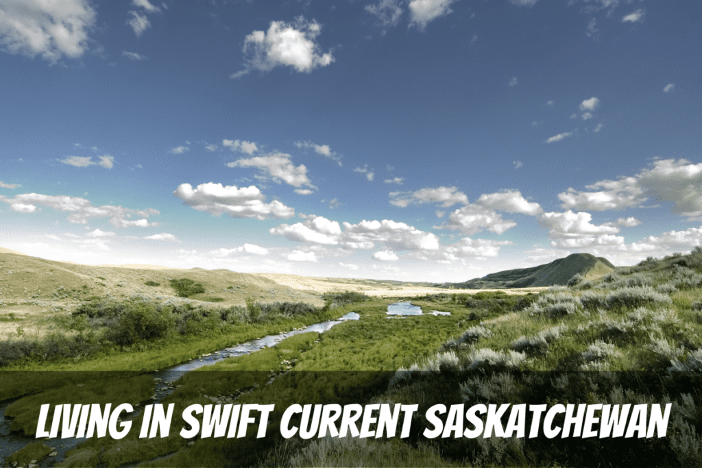 Swift Current Creek une petite rivière qui coule si les prairies avec des collines pour les avantages et les inconvénients de vivre à Swift Current Saskatchewan Canada