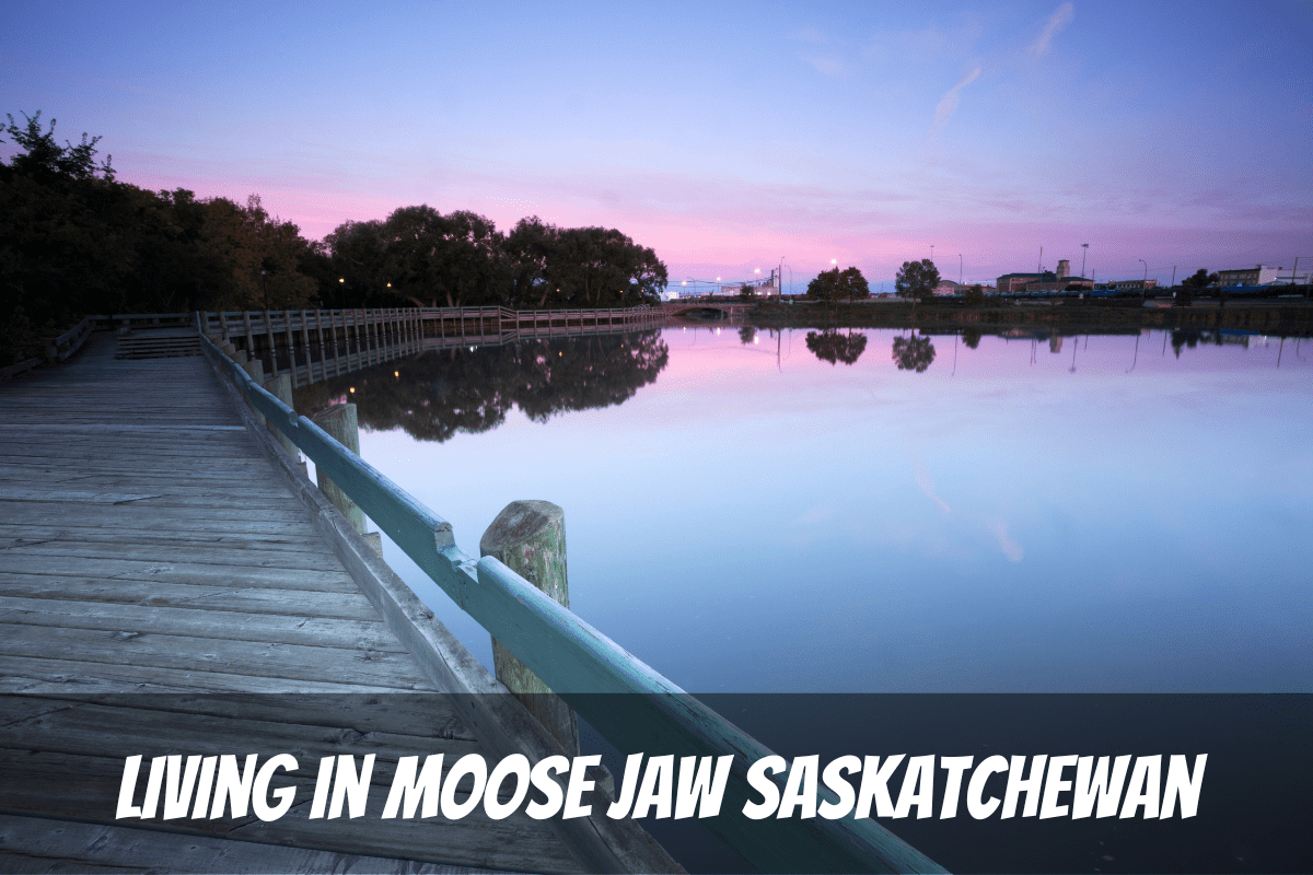 Puesta de sol rosa sobre el lago en Wakamow Valley Park para los pros y los contras de vivir en Moose Jaw Saskatchewan Canadá