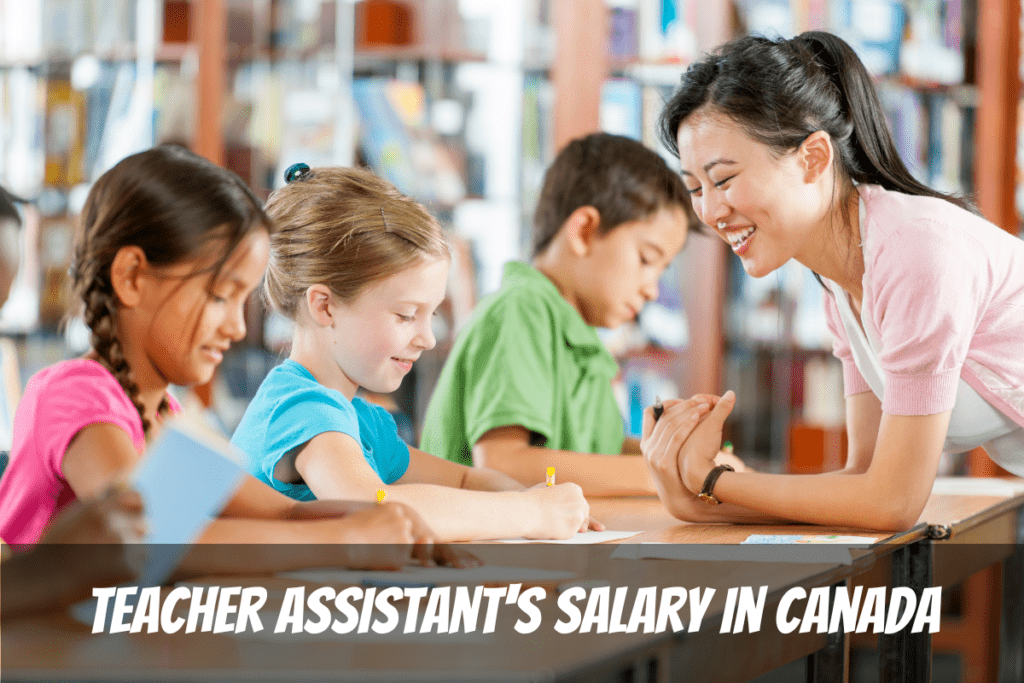 Un assistant pédagogique se penche sur un bureau pour aider trois jeunes étudiants à obtenir le salaire d'un assistant enseignant au Canada