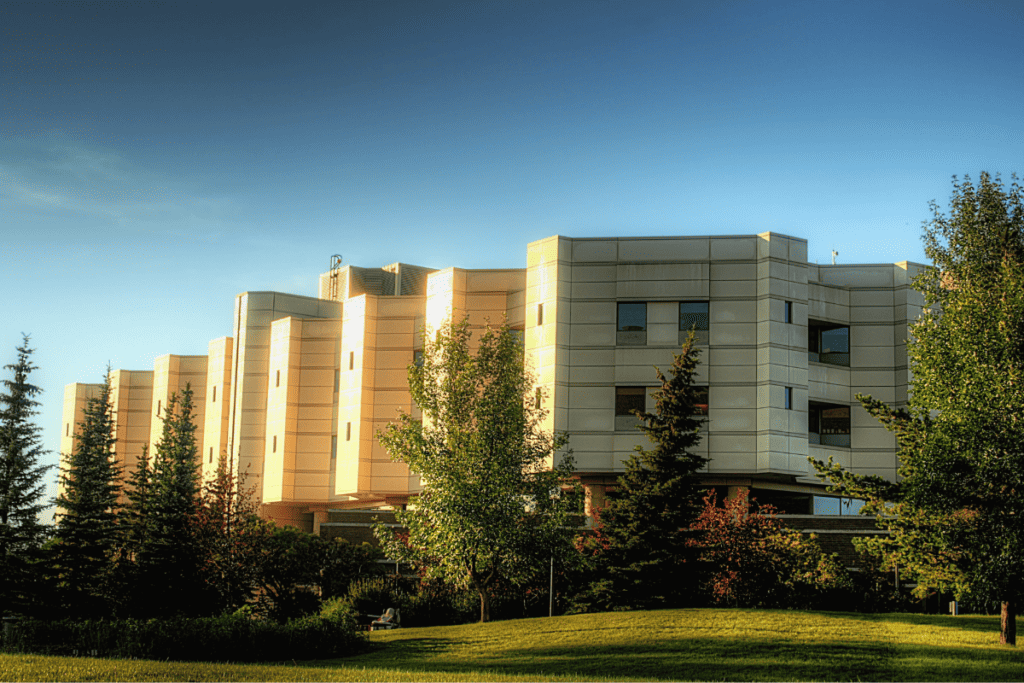 Centre de réadaptation Glenrose d'Edmonton lors d'une journée d'été ensoleillée pour le salaire d'une infirmière en Alberta