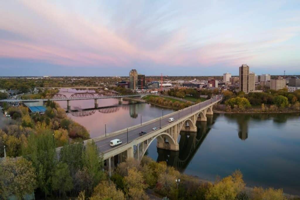 Un puente que cruza el río South Saskatchewan en Saskatoon tiene muy poco tráfico, una de las mejores razones para mudarse a Saskatchewan, Canadá